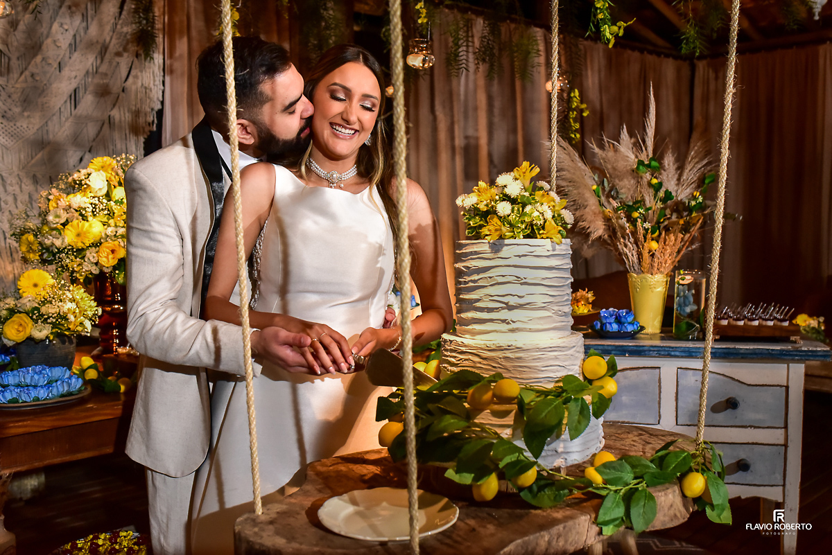 Casal partindo o bolo no Casamento no Rancho Mustang em Pindamonhangaba.