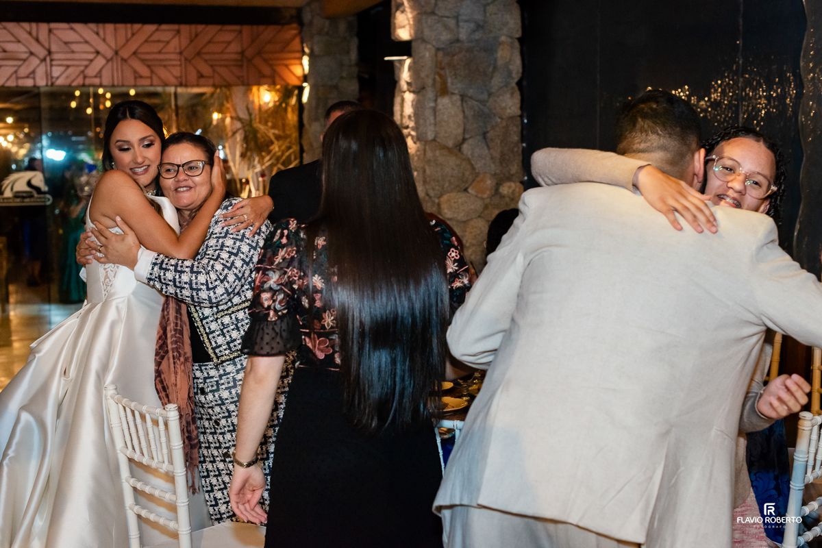 Noivos abraçando seus convidados no Casamento no Rancho Mustang em Pindamonhangaba.