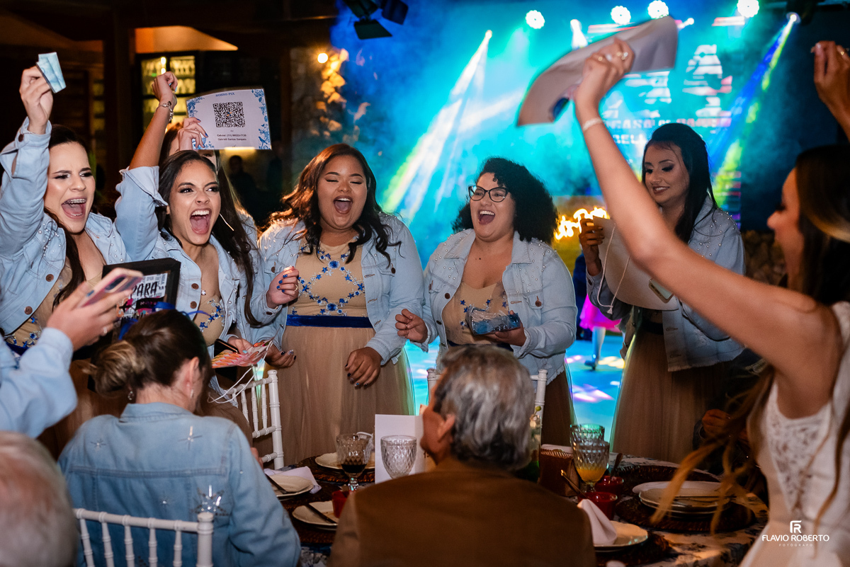 Noiva passando o sapatinho com as madrinhas durante Casamento no Rancho Mustang em Pindamonhangaba.