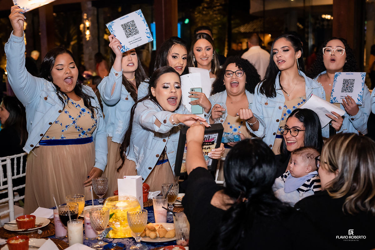 Noiva passando o sapatinho com as madrinhas durante Casamento no Rancho Mustang em Pindamonhangaba.