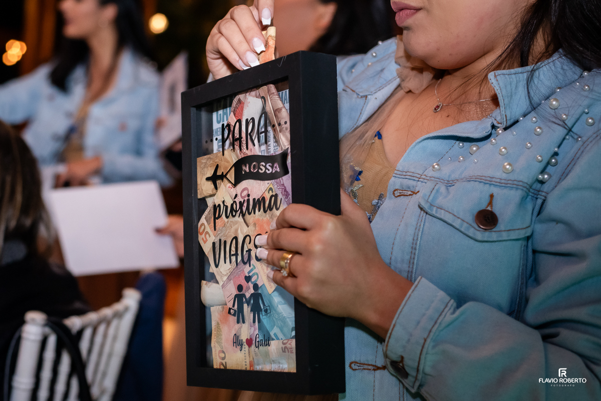 Noiva passando o sapatinho com as madrinhas durante Casamento no Rancho Mustang em Pindamonhangaba.