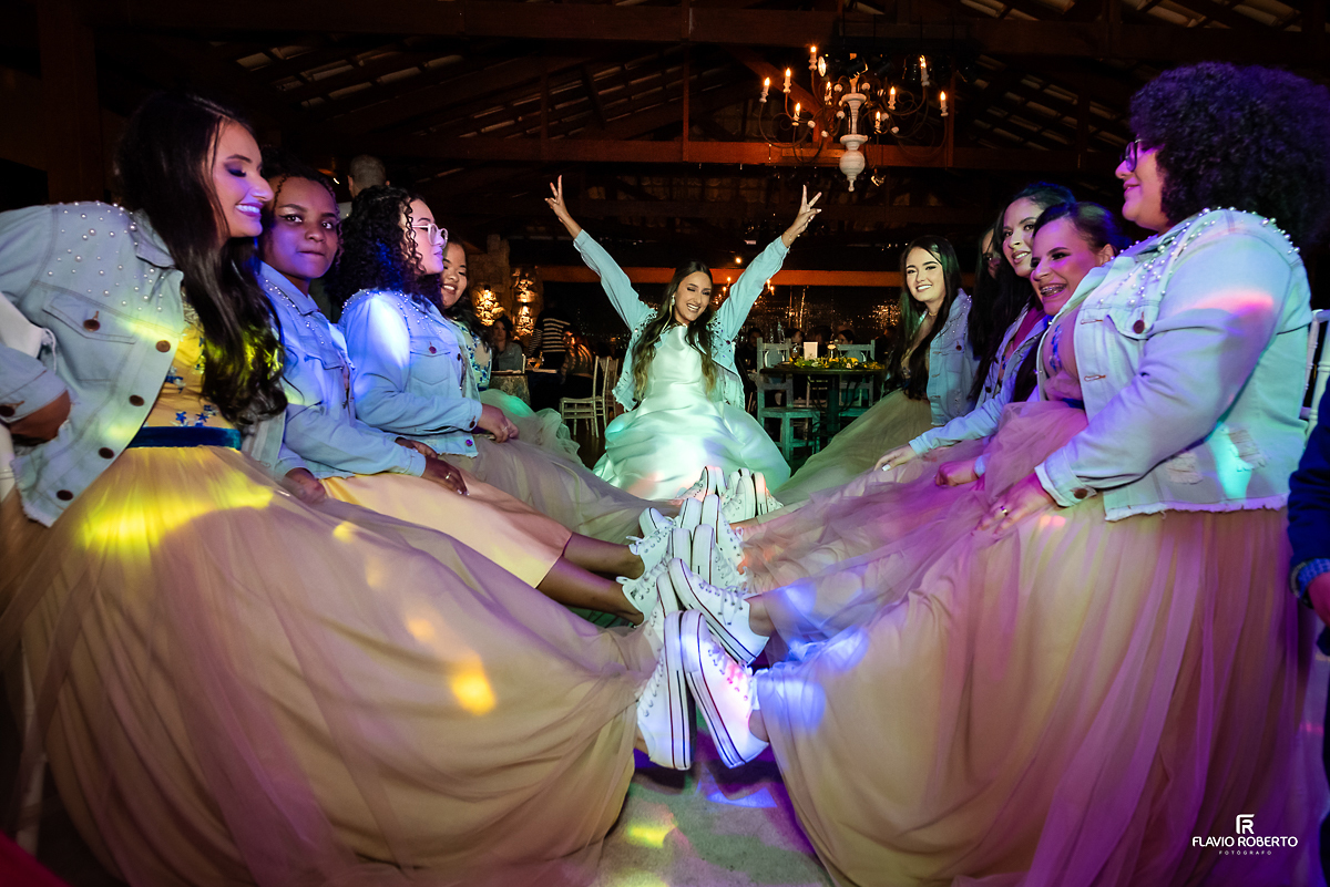 Noiva com as madrinhas de tênis All Star Casamento no Rancho Mustang em Pindamonhangaba.