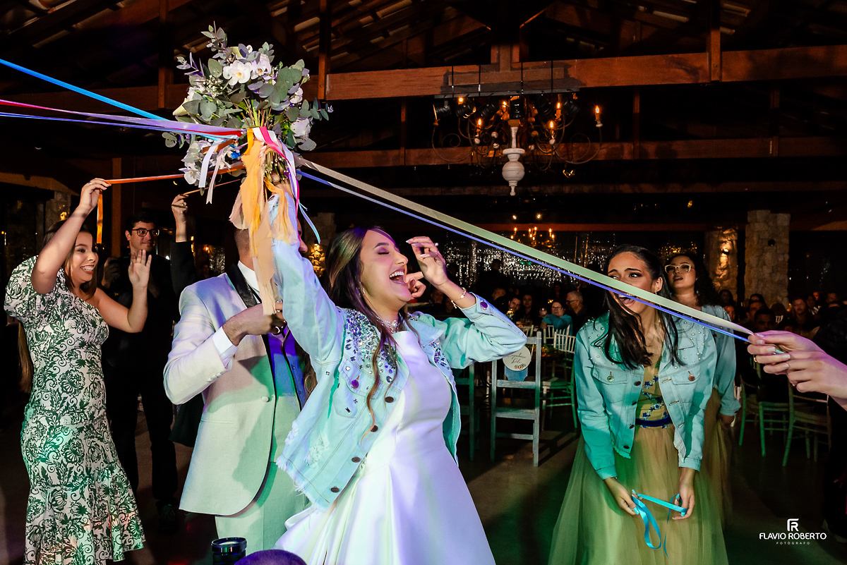  Noiva fazendo brincadeira com o buquê no Casamento no Rancho Mustang em Pindamonhangaba.