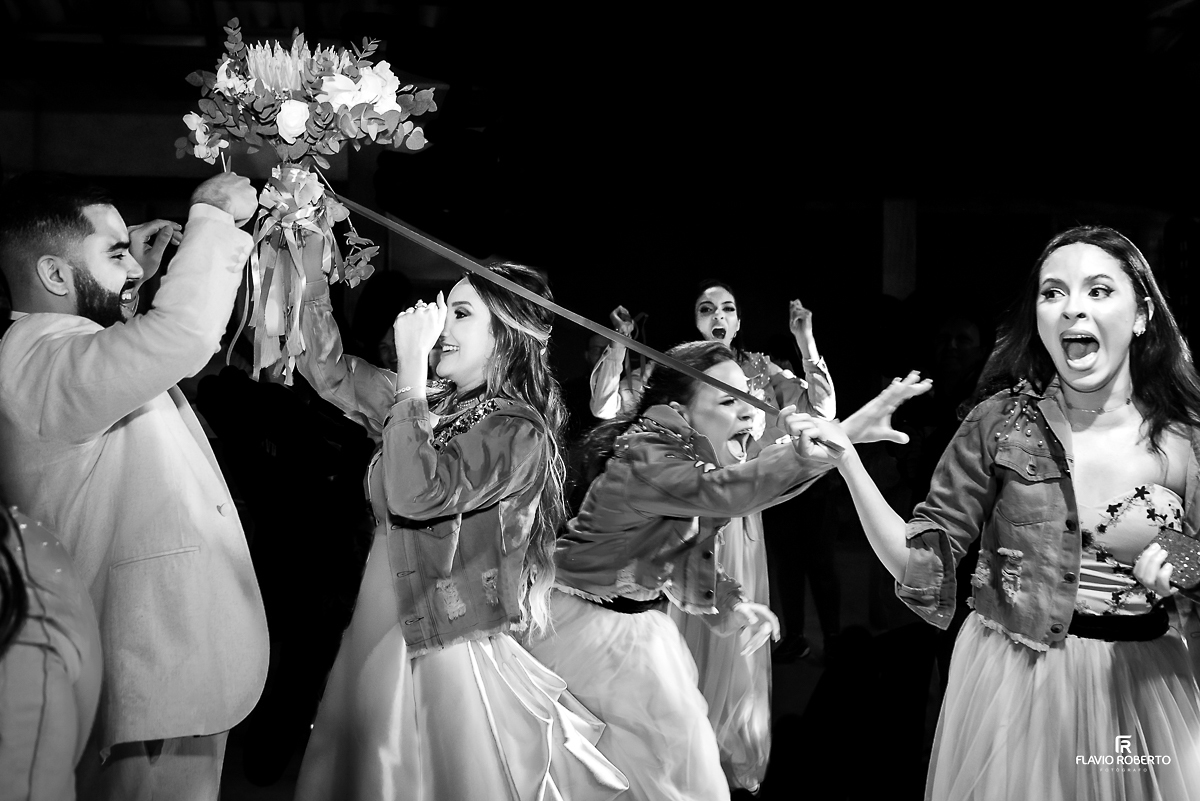  Noiva fazendo brincadeira com o buquê no Casamento no Rancho Mustang em Pindamonhangaba.