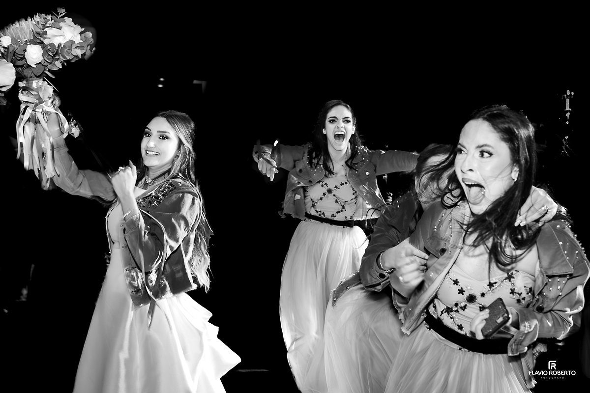  Noiva fazendo brincadeira com o buquê no Casamento no Rancho Mustang em Pindamonhangaba.