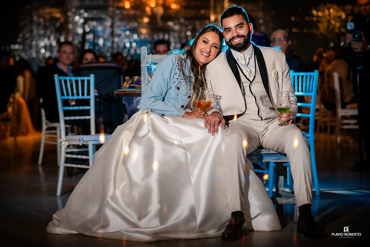Noivos abraçados no final do Casamento no Rancho Mustang em Pindamonhangaba.