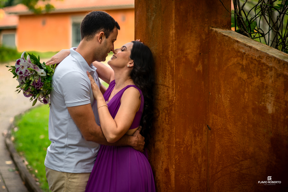 Noivos abraçados na Chácara Santa Clara, durante o Ensaio Pre Wedding em Cunha