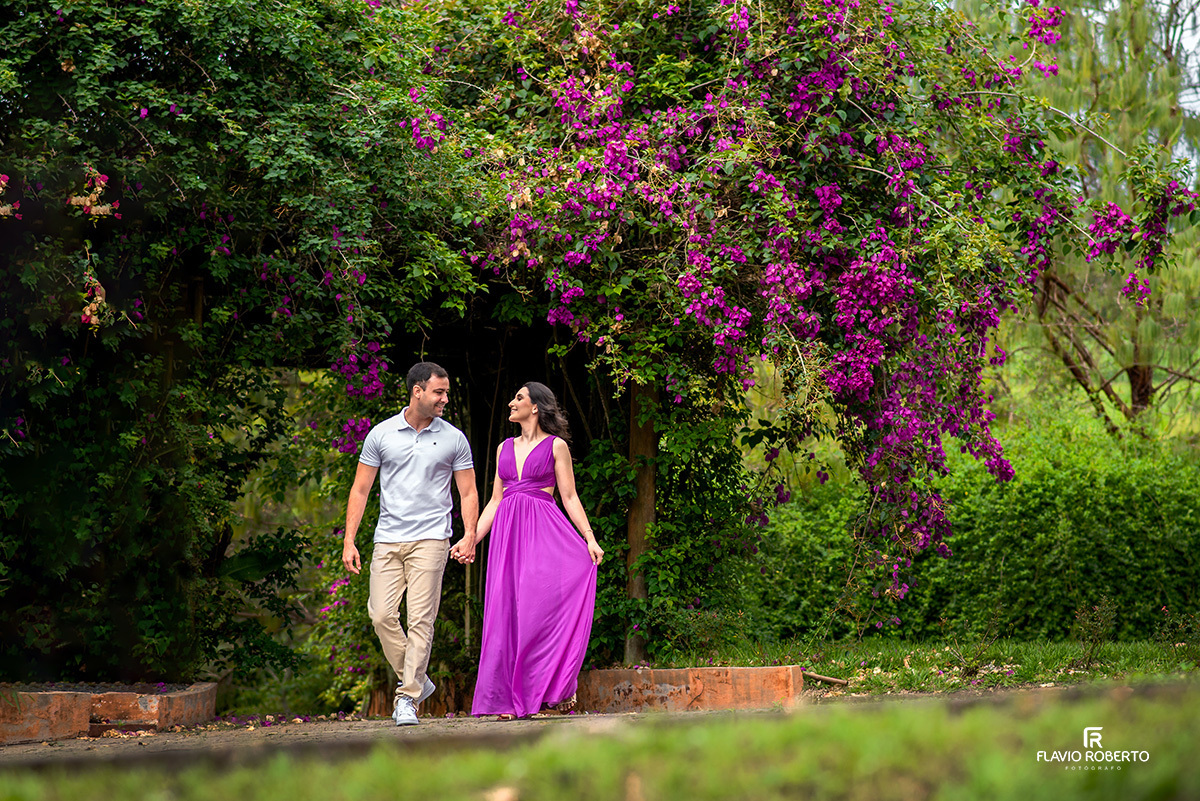 Noivos caminhando na Chácara Santa Clara, durante o Ensaio Pre Wedding em Cunha