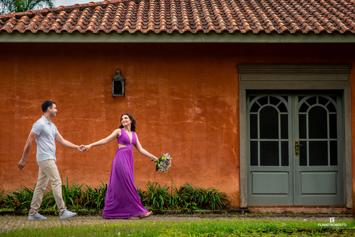 Casal caminhando de mãos na Chácara Santa Clara, durante o Ensaio Pre Wedding em Cunha