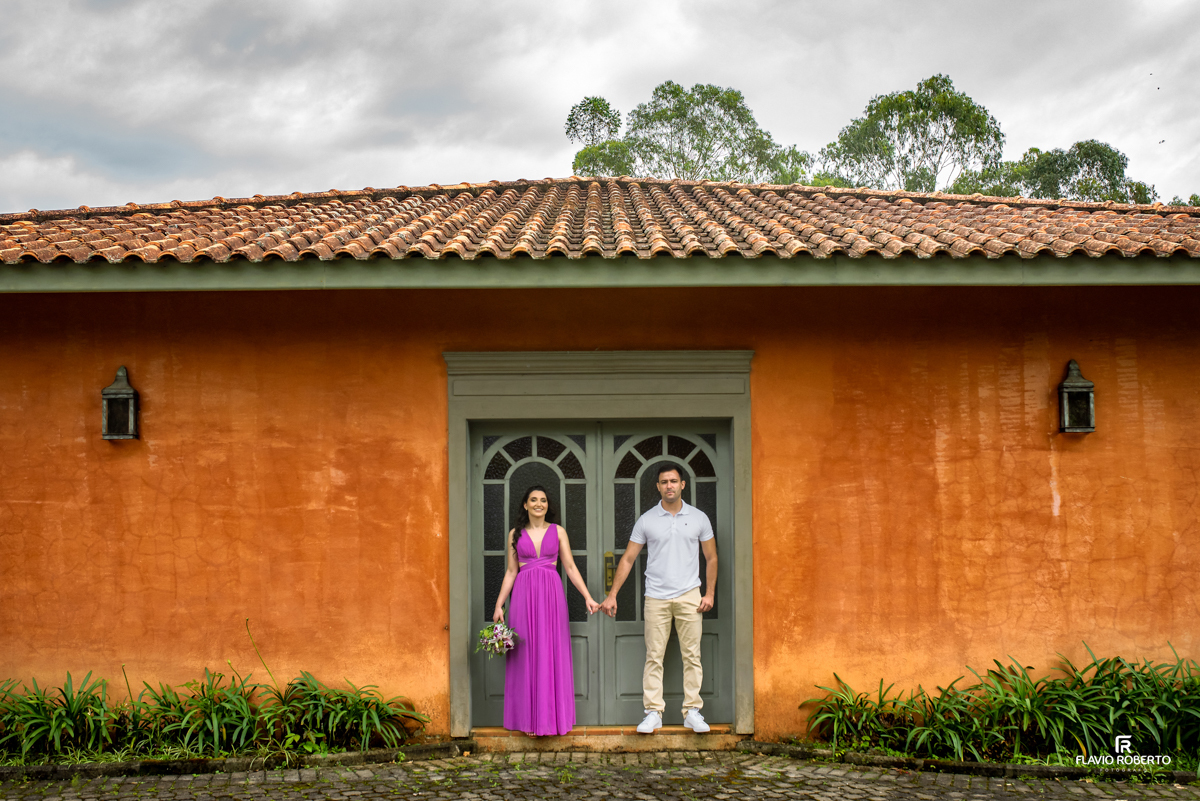 Casal de mãos dadas na porta da Chácara Santa Clara, durante o Ensaio Pre Wedding em Cunha
