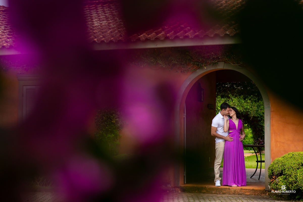 Casal namorando na porta da Chácara Santa Clara, durante o Ensaio Pre Wedding em Cunha