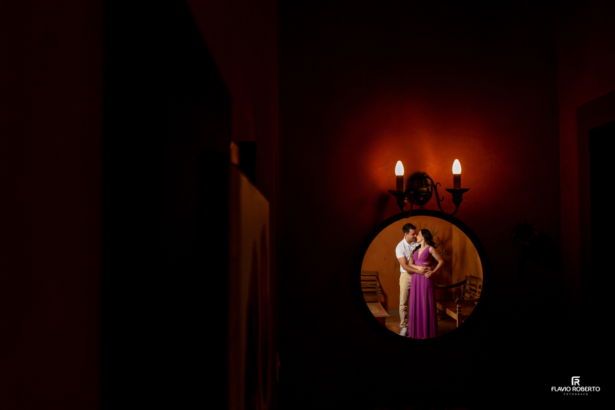 reflexo no espelho do casal abraçado