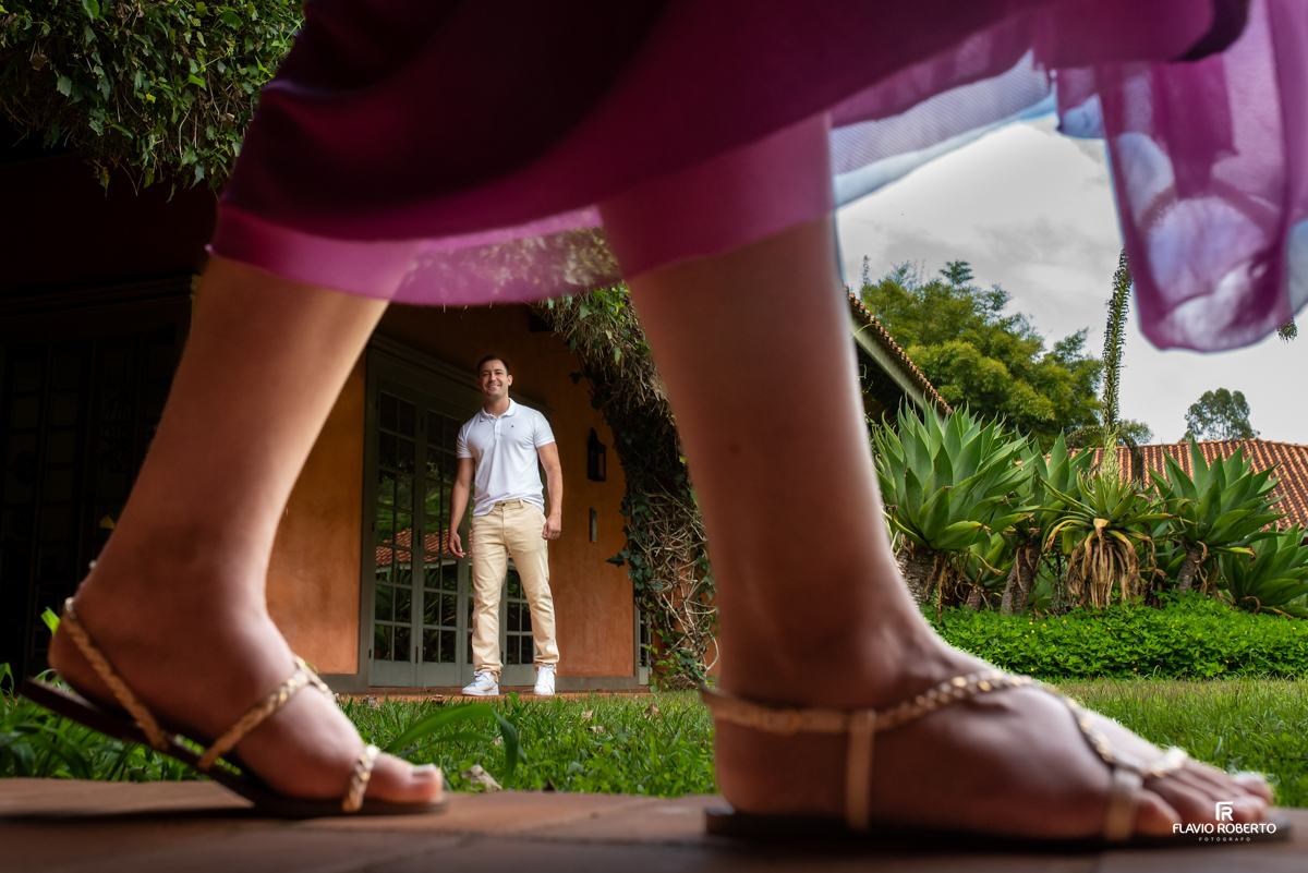 noivo olhando sua noiva caminhar