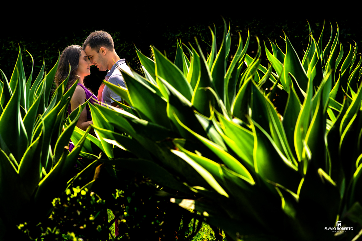 casal abraçado nos jardins da Chácara Santa Clara, durante o Ensaio Pre Wedding em Cunha