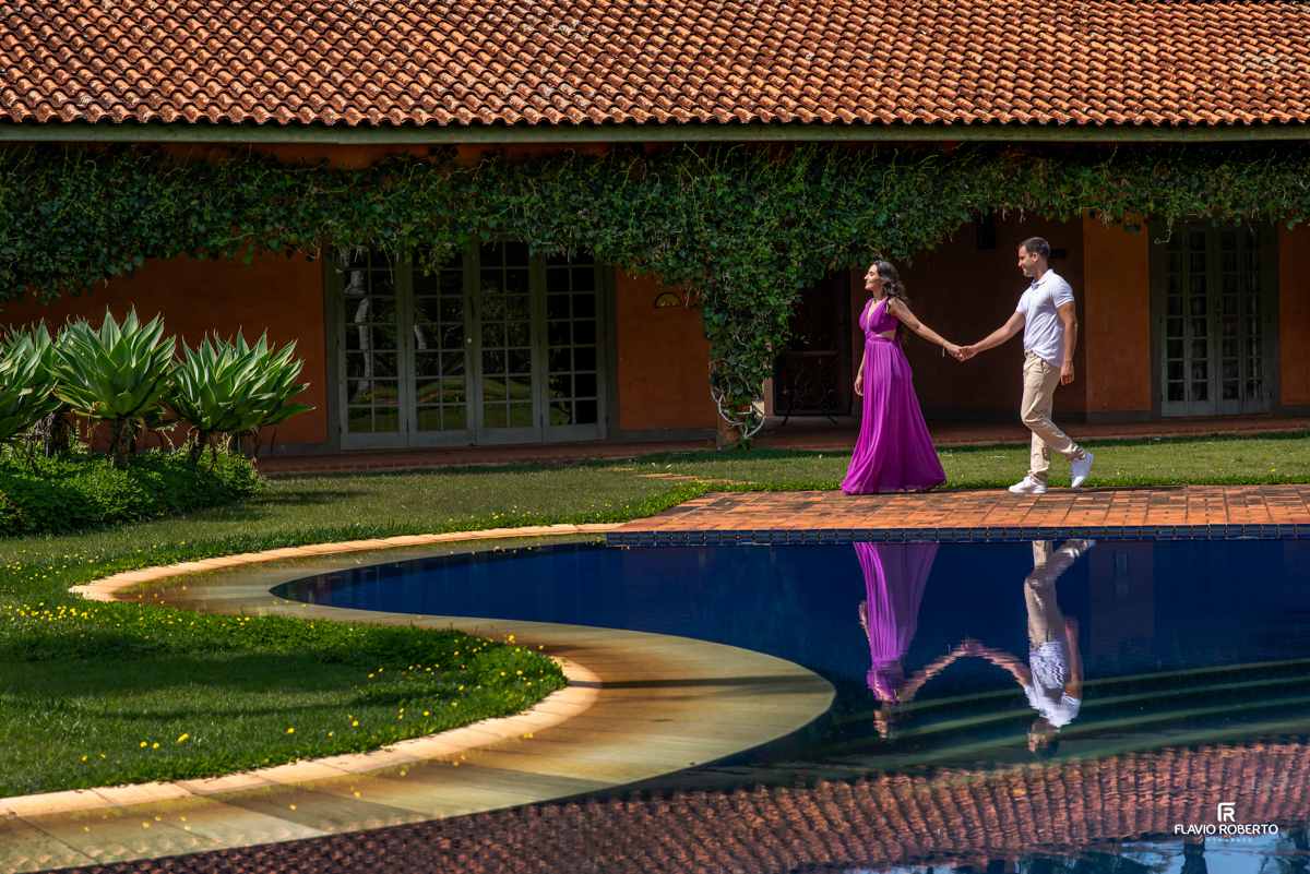 casal caminhado na beira da piscina da Chácara Santa Clara, durante o Ensaio Pre Wedding em Cunha