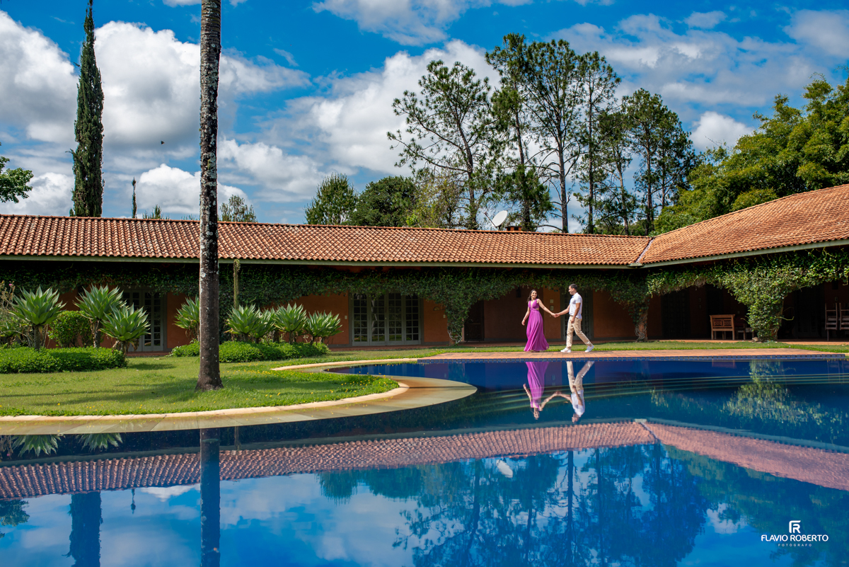 casal caminhado na beira da piscina da Chácara Santa Clara, durante o Ensaio Pre Wedding em Cunha