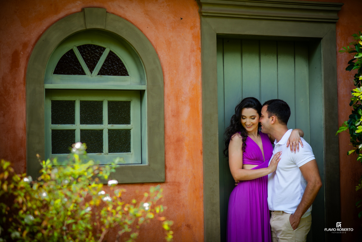 Noivos abraçados na Chácara Santa Clara, durante o Ensaio Pre Wedding em Cunha