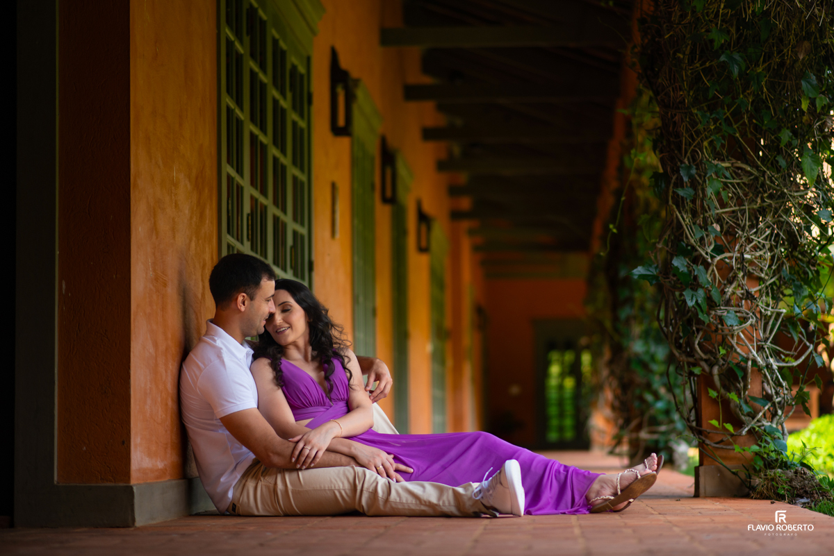 Noivos sentados abraçados na Chácara Santa Clara, durante o Ensaio Pre Wedding em Cunha