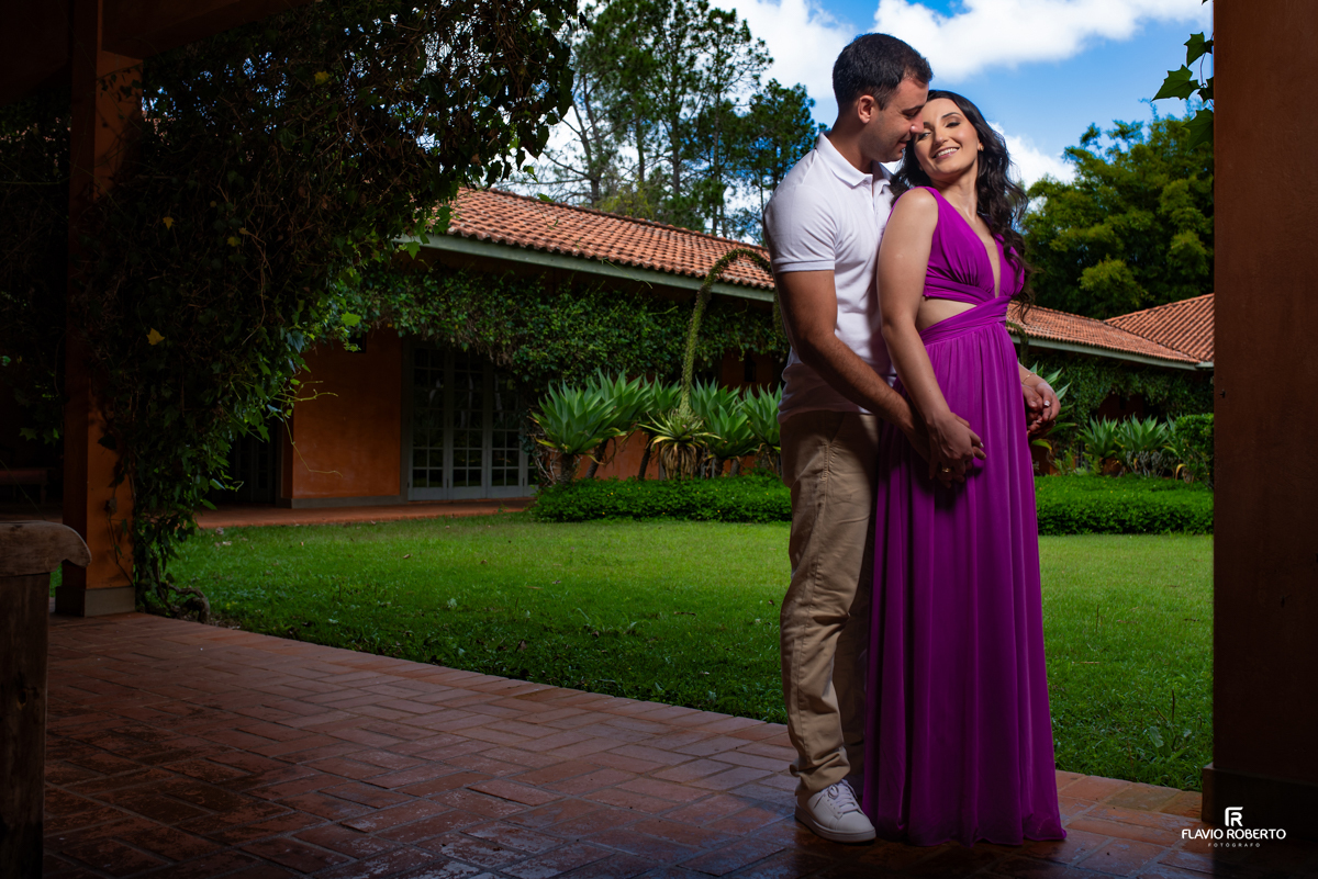 Noivos abraçados na Chácara Santa Clara, durante o Ensaio Pre Wedding em Cunha