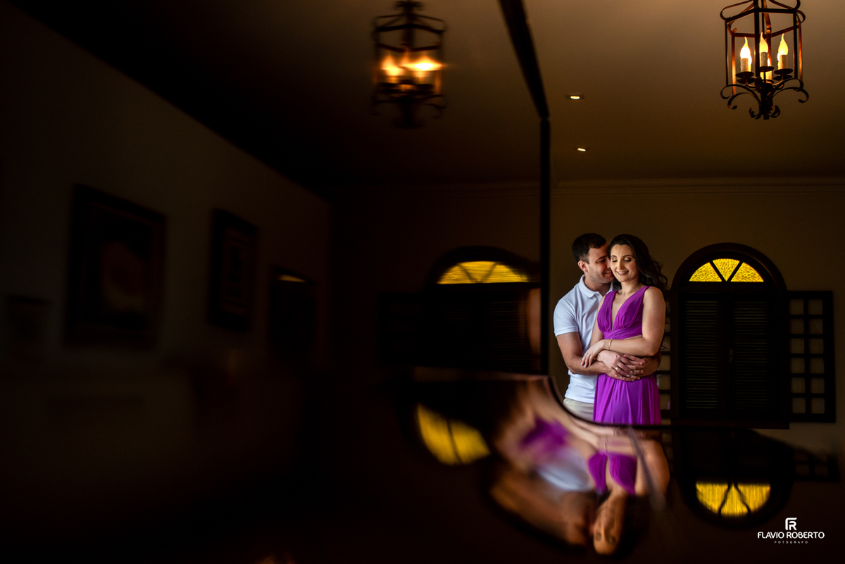 reflexos do casal abraçado na sala de estar da Chácara Santa Clara, durante o Ensaio Pre Wedding em Cunha
