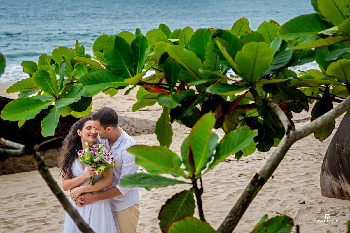 Casal abraçado entre as árvores da  praia do Cepilho, durante Pre Wedding em Trindade, Paraty-RJ