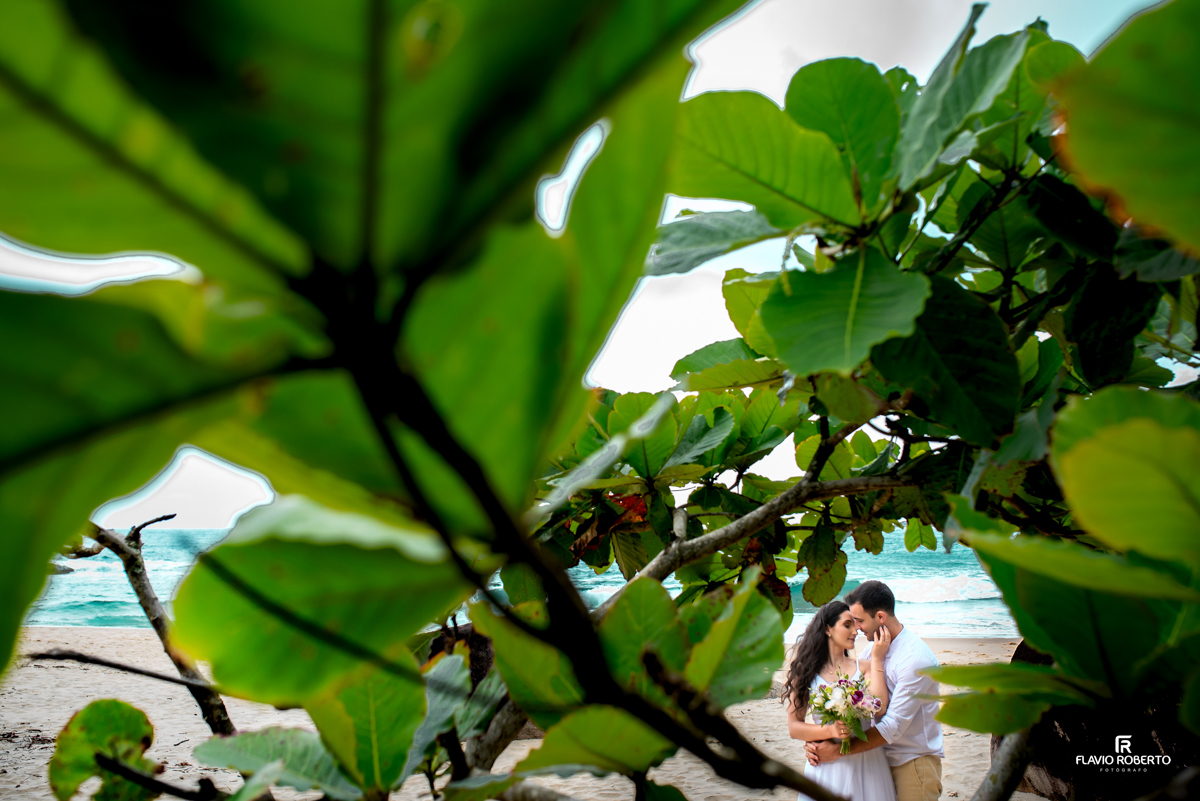 Casal namorando entre as árvores da  praia do Cepilho, durante Pre Wedding em Trindade, Paraty-RJ