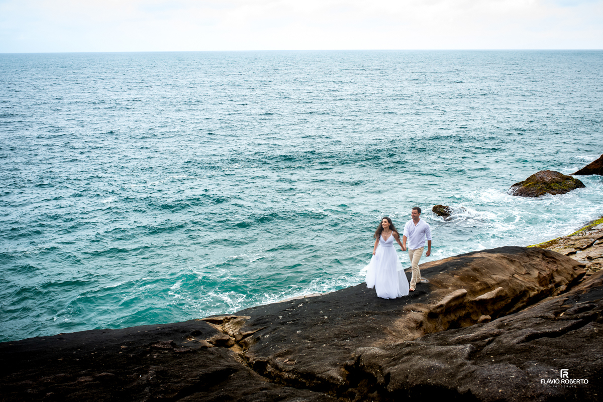Noivos caminhando  no alto da montanha na praia do Cepilho, durante Pre Wedding em Trindade, Paraty-RJ