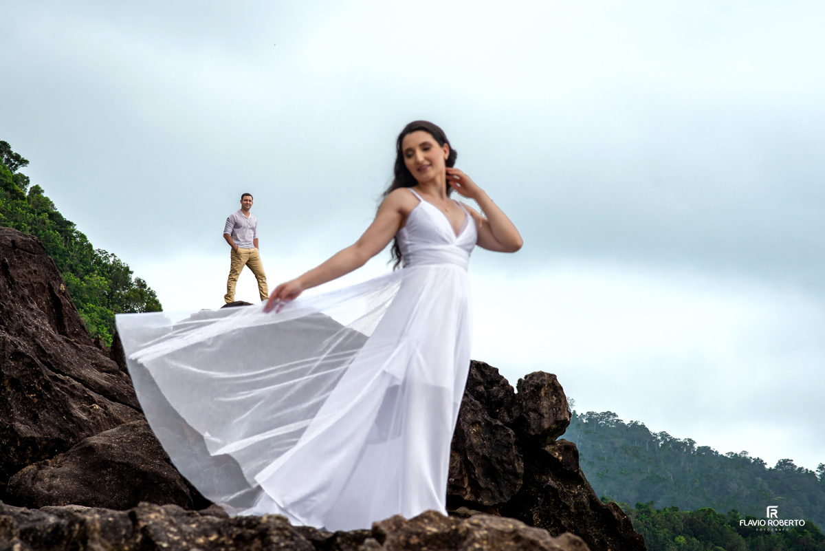 Noiva com seu vestido voando na praia do Cepilho, durante Pre Wedding em Trindade, Paraty-RJ