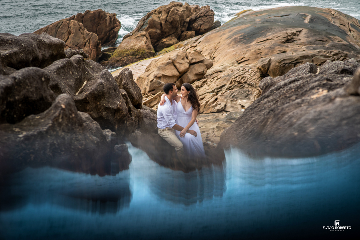 Casal abraçado entre na pedras praia do Cepilho, durante Pre Wedding em Trindade, Paraty-RJ