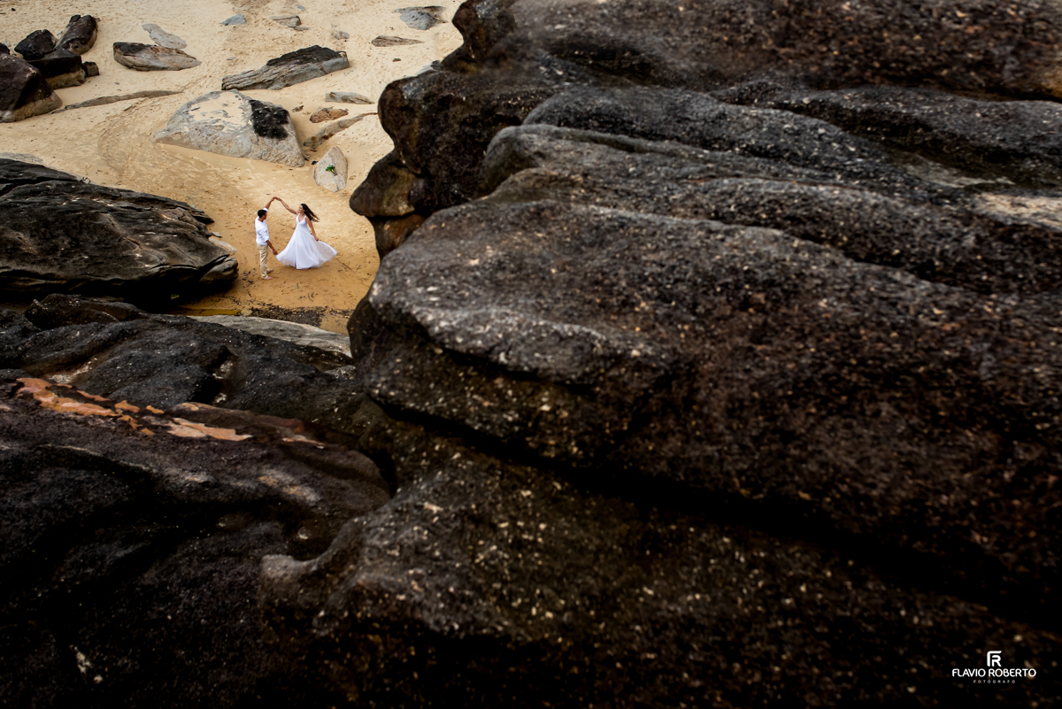 noivos dançando na praia do Cepilho, durante Pre Wedding em Trindade, Paraty-RJ