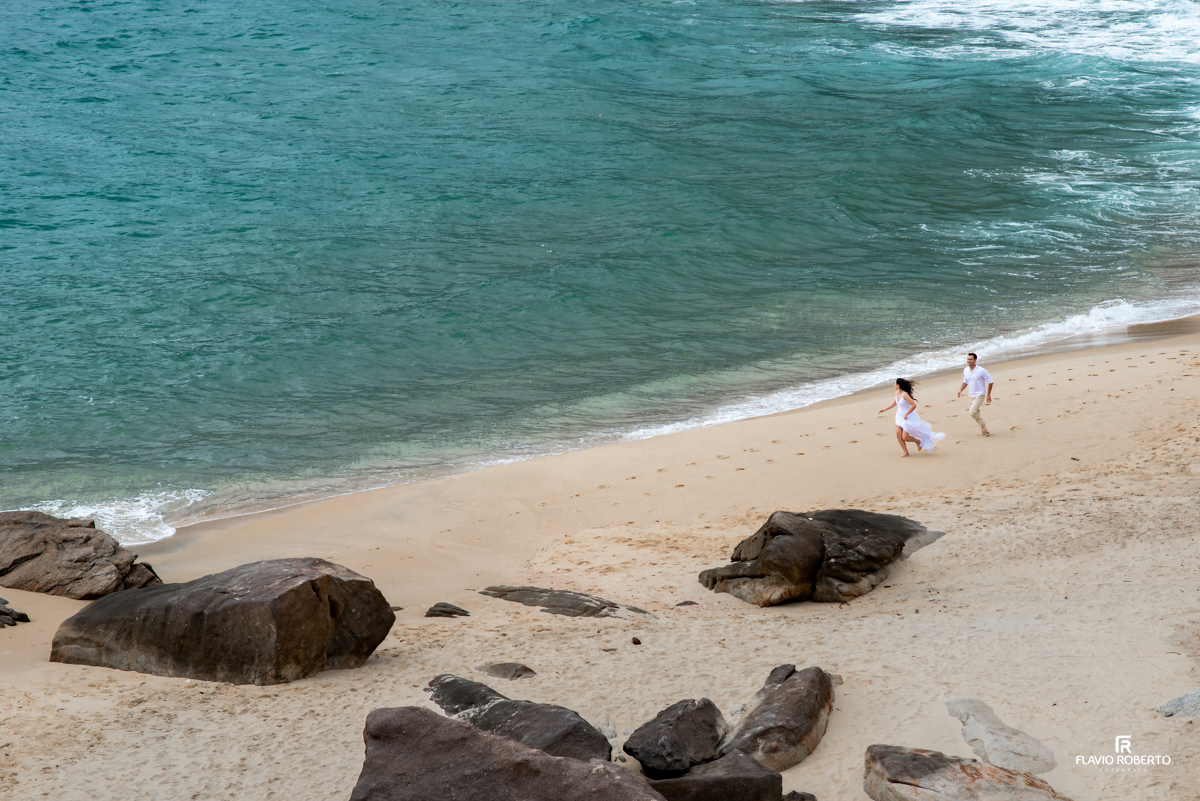 Casal abraçado entre as árvores da  praia do Cepilho, durante Pre Wedding em Trindade, Paraty-RJ