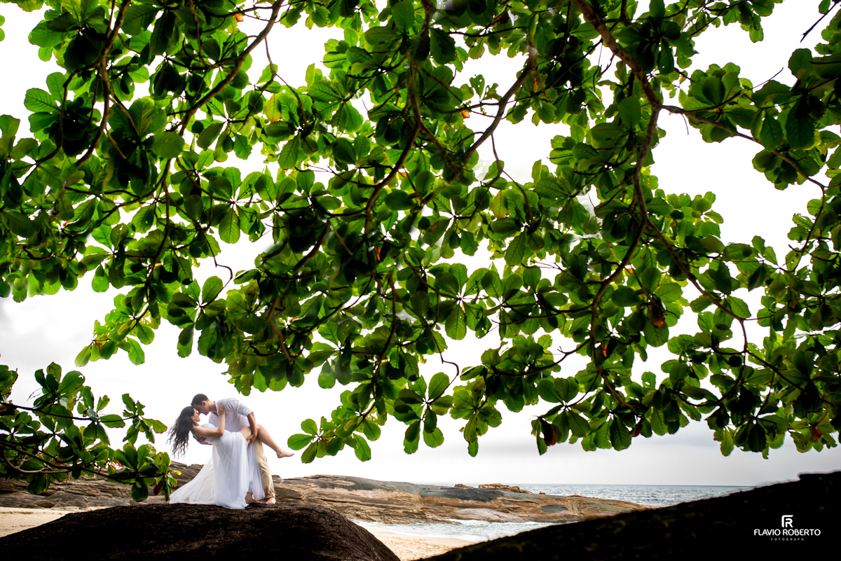 Casal abraçado entre as árvores da  praia do Cepilho, durante Pre Wedding em Trindade, Paraty-RJ