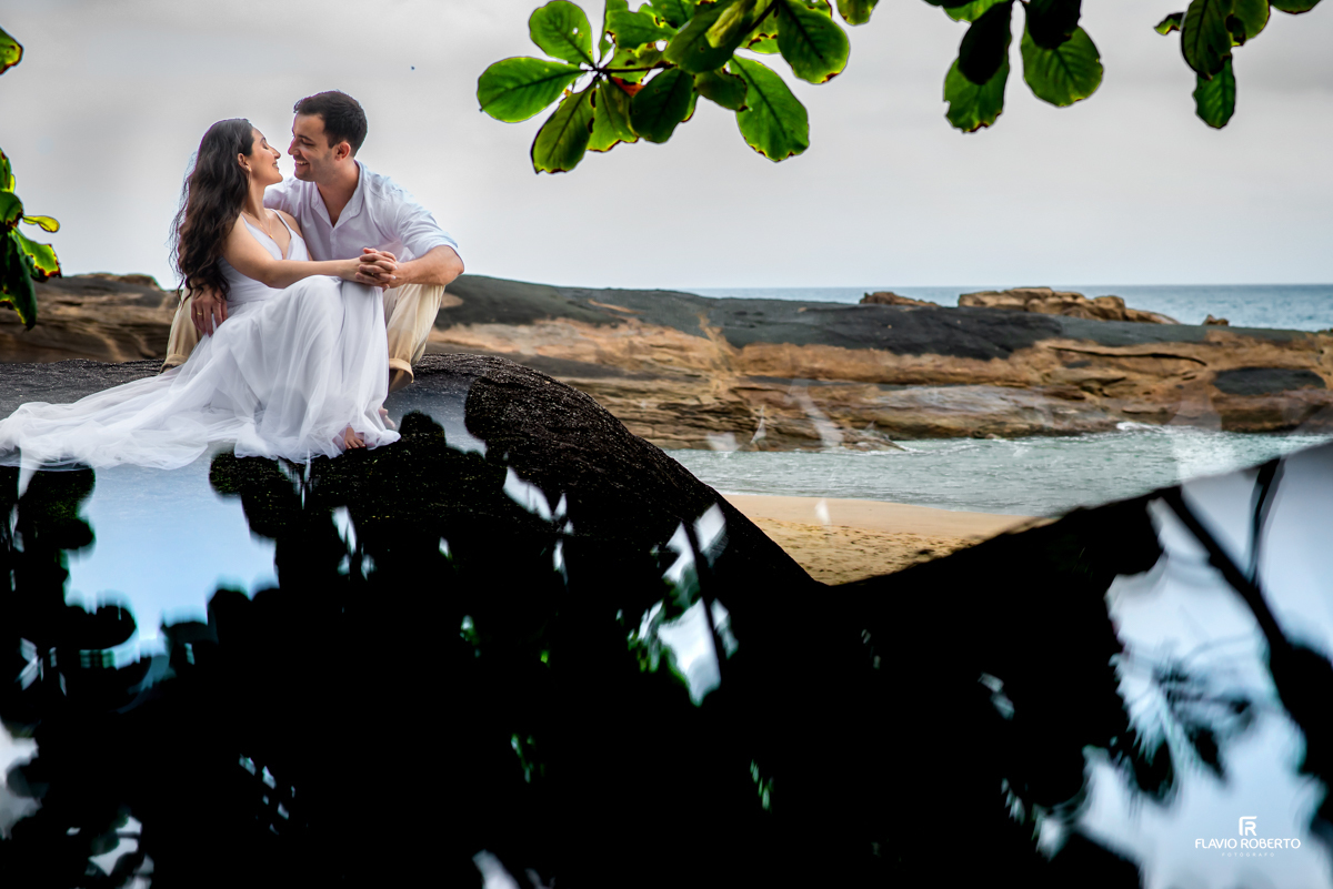 noivos sentados na rocha da praia do Cepilho, durante Pre Wedding em Trindade, Paraty-RJ