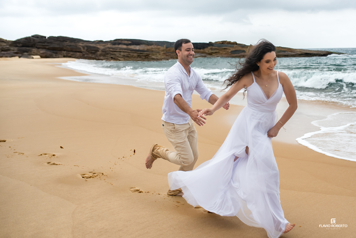 Casal abraçado entre as árvores da  praia do Cepilho, durante Pre Wedding em Trindade, Paraty-RJ