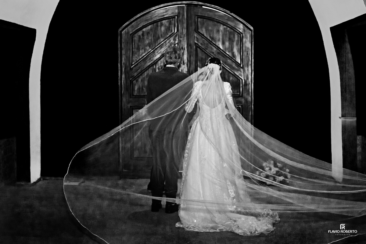 Noiva se preparando para entrar na  Comunidade São João Batista em Itapecerica da Serra