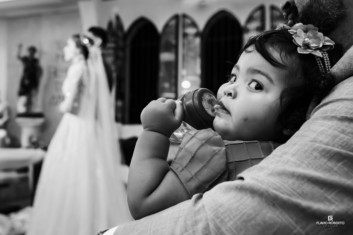 criança tomando mamadeira durante o casamento na Igreja de São João Batista em Itapecerica da Serra