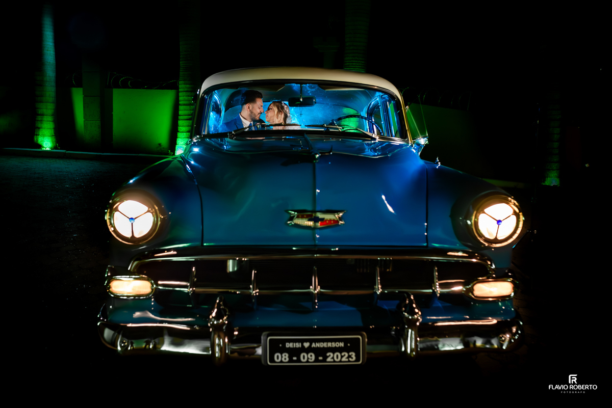 noivos sentados no carro antigo em Casamento no Castelo Marilias Buffet em Embu das Artes