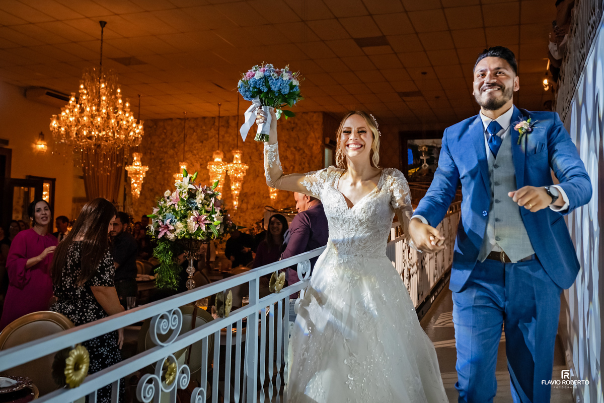 Noivos entrando no salão durante Casamento no Castelo Marilias Buffet em Embu das Artes
