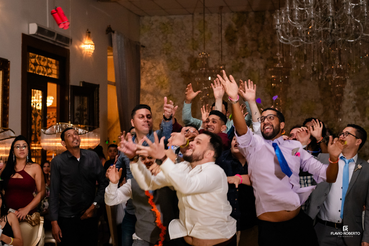 noivo jogando wisky no Casamento no Castelo Marilias Buffet em Embu das Artes