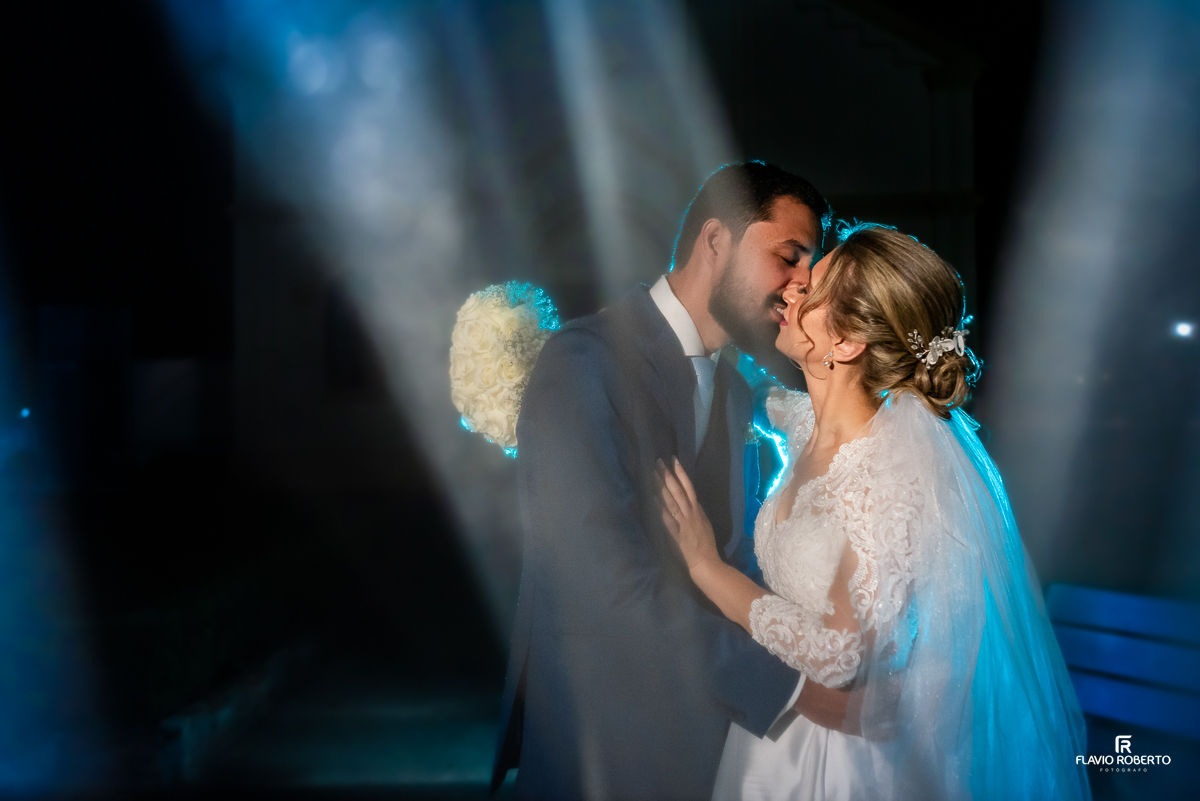 Noivos durante sessão de fotos no Casamento na Capela do Sagrado Coração de Jesus no Parque Vicentino Aranha de sao José dos Campos