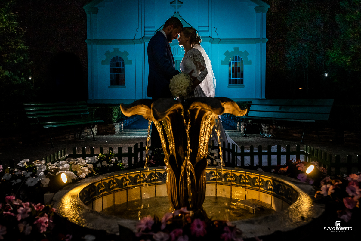 Noivos durante sessão de fotos no Casamento na Capela do Sagrado Coração de Jesus no Parque Vicentino Aranha de sao José dos Campos