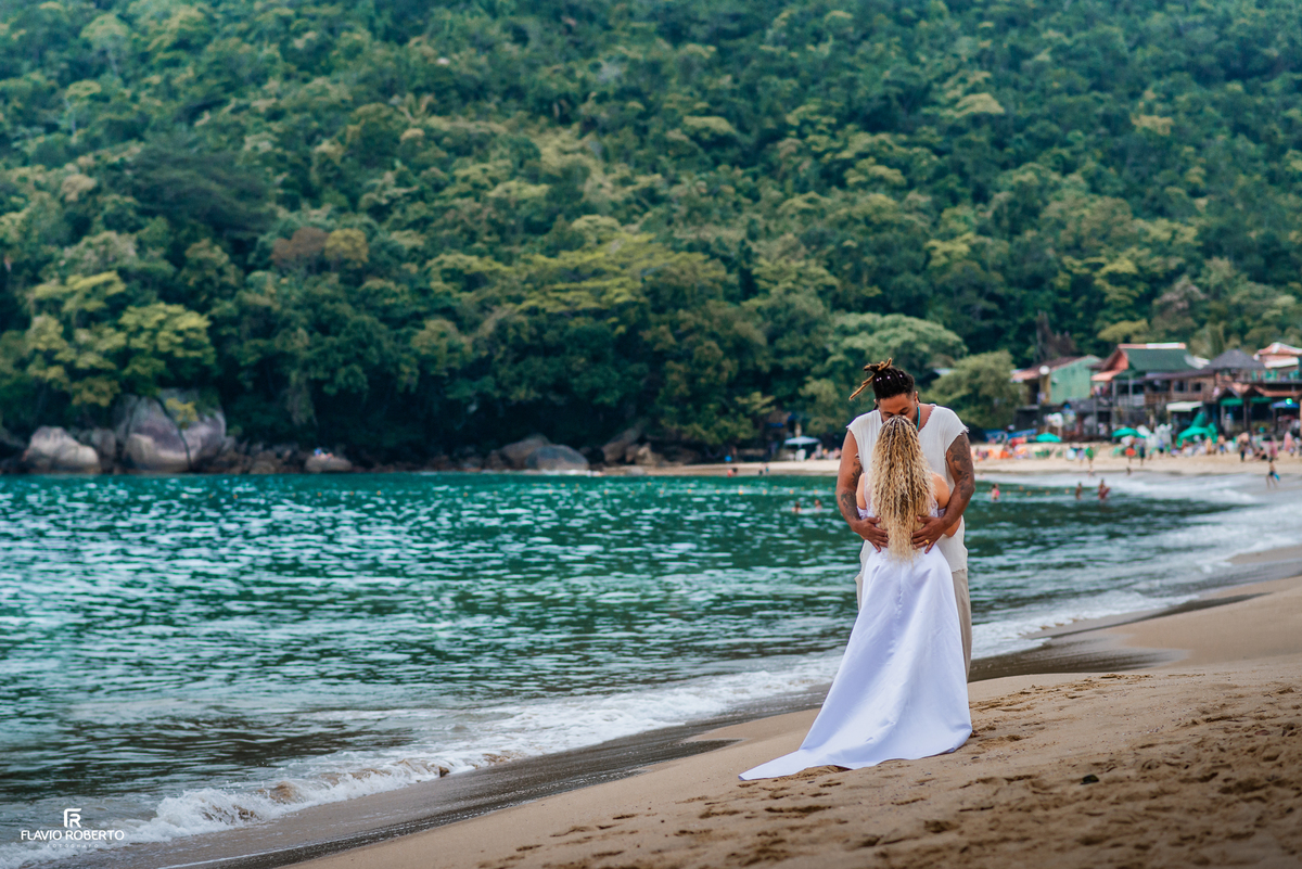 Catarine e Deivid abraçados na praia após casamento em Trindade, Paraty
