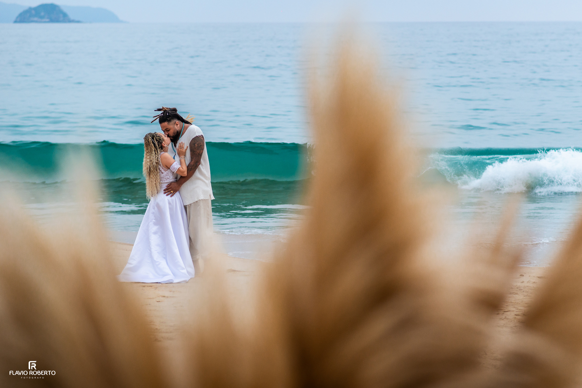 Catarine e Deivid fotografados à beira-mar após destination wedding em Trindade
