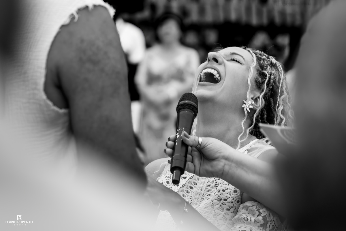 Noiva sorrindo durante casamento na Praia de Fora em Trindade, Paraty
