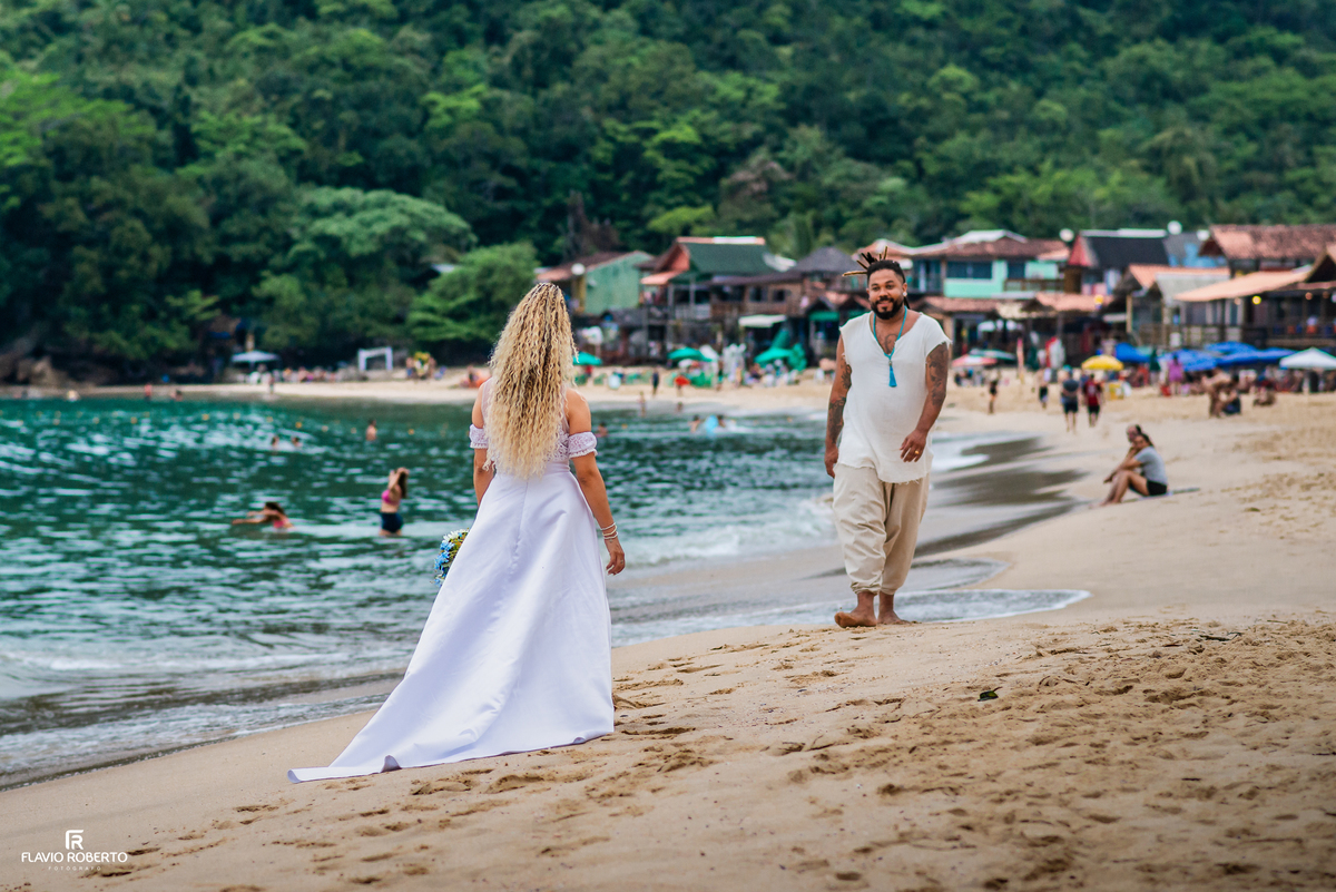 Noivos caminhando pela Praia de Fora após casamento em Trindade, Paraty
