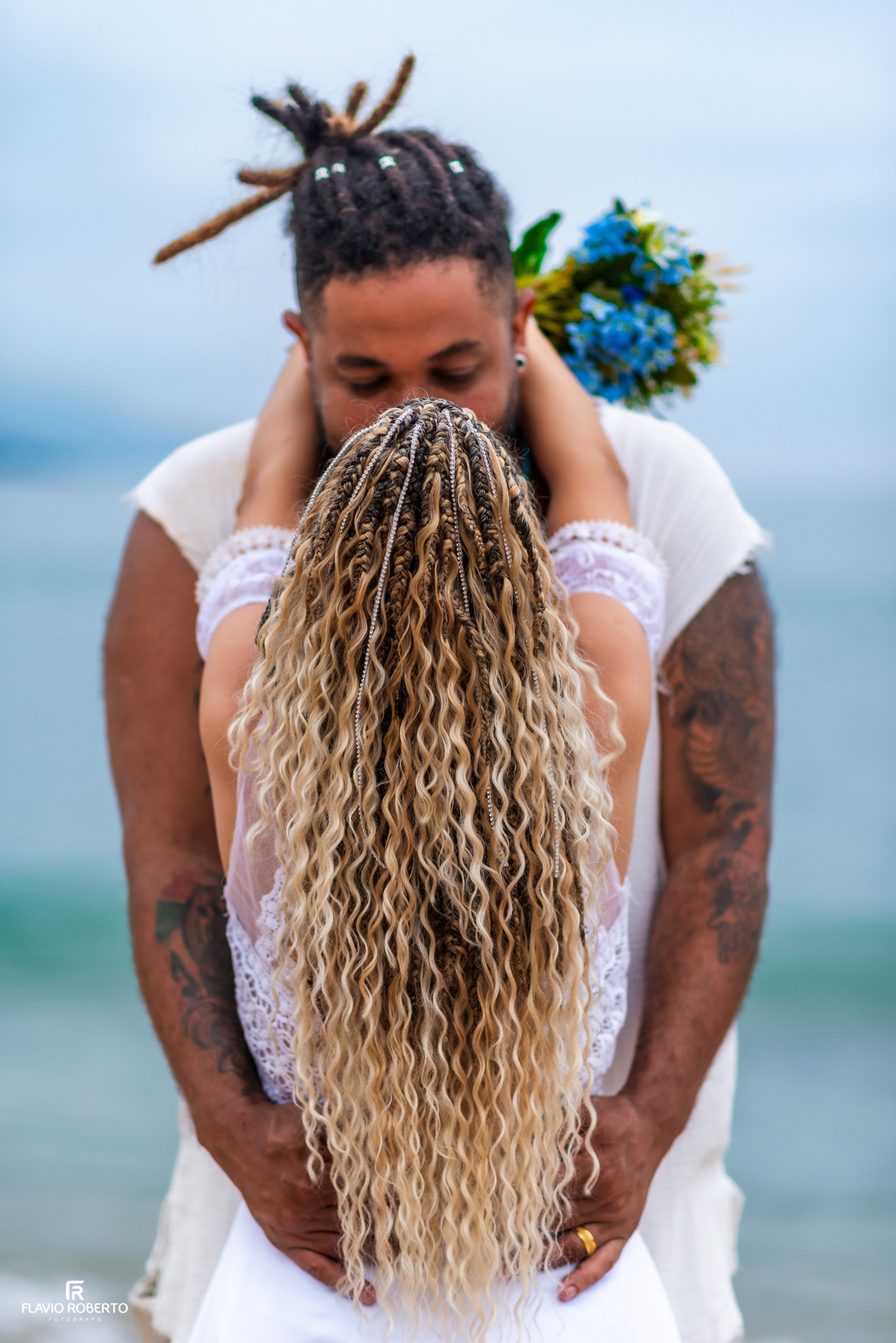 Retrato dos noivos após destination wedding na praia em Paraty
