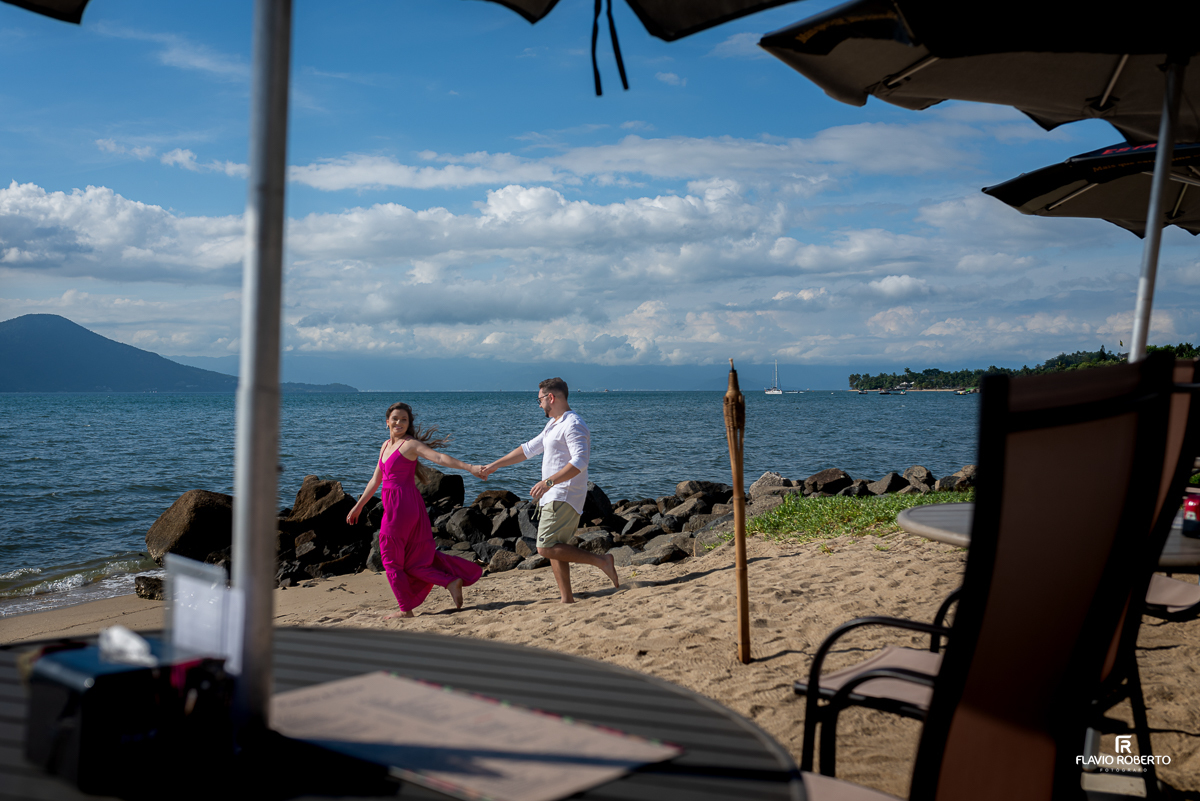 Noivos passeando na praia  durante Pre Wedding em Ilhabela