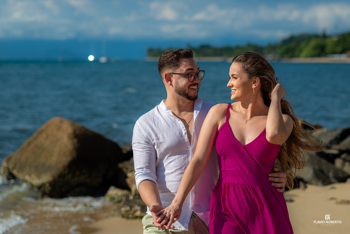 Noivos passeando na praia  durante Pre Wedding em Ilhabela