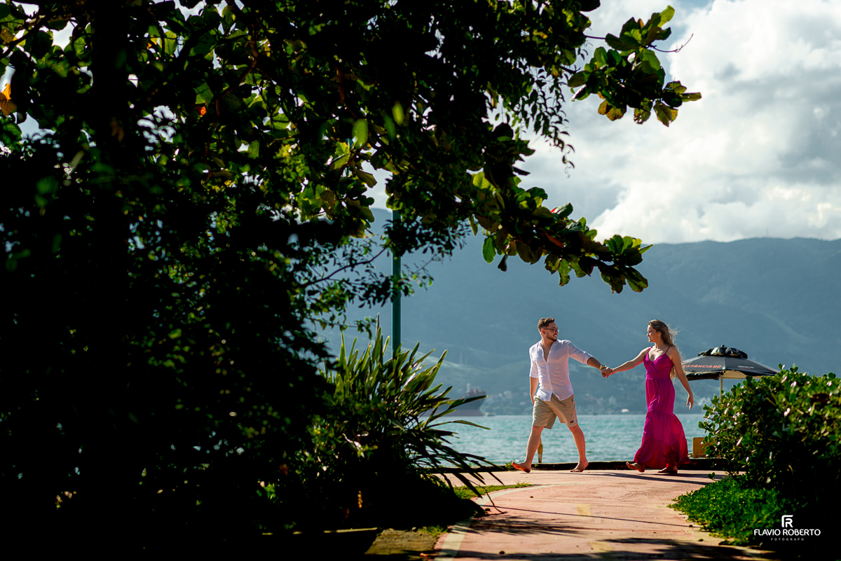 Noivos passeando na praia  durante Pre Wedding em Ilhabela