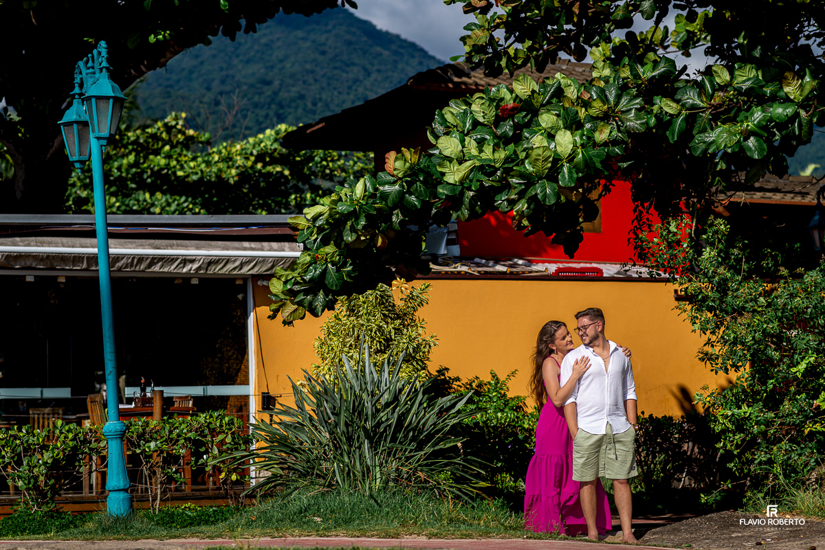 Noivos passeando na praia  durante Pre Wedding em Ilhabela